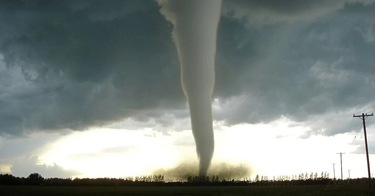 Tornado deixa feridos e causa estragos no sul da França