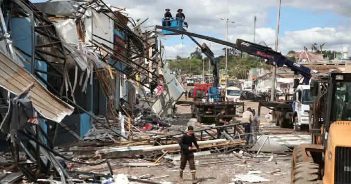 Tornado surpreende moradores e provoca danos