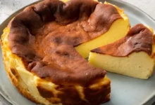 Torta Basca cremosa: a sobremesa com casquinha caramelizada que parece queimada, mas é justamente aí que está o segredo.