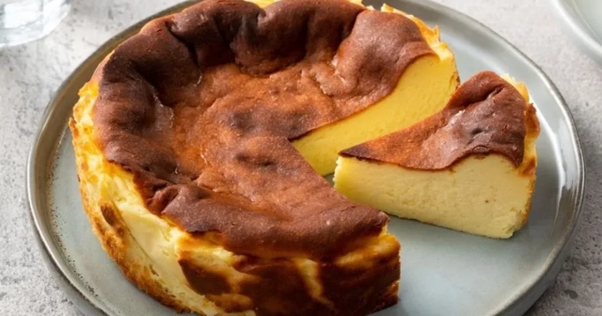 Torta Basca cremosa: a sobremesa com casquinha caramelizada que parece queimada, mas é justamente aí que está o segredo.