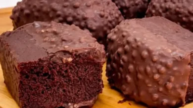 Triturei biscoitos, misturei tudo e levei para gelar: o resultado foi uma sobremesa de chocolate que todo mundo pediu mais
