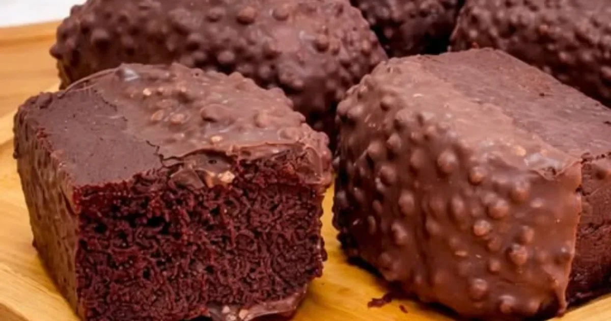 Triturei biscoitos, misturei tudo e levei para gelar: o resultado foi uma sobremesa de chocolate que todo mundo pediu mais