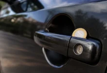 Uma simples moeda na maçaneta do carro pode ser um sinal de alerta