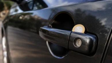 Uma simples moeda na maçaneta do carro pode ser um sinal de alerta