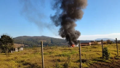 VÍDEO mostra momento em que avião monomotor cai e pega fogo na Grande BH