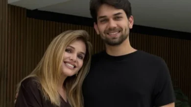 Viúva de Leandro aparece com o filho e semelhança com o cantor chama atenção