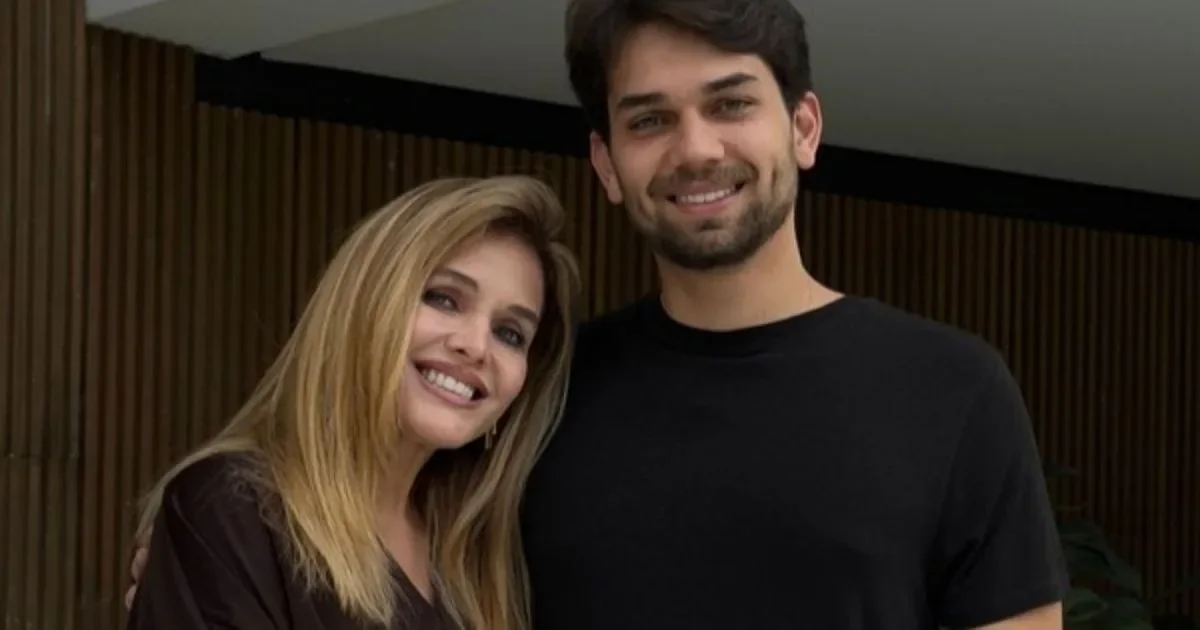 Viúva de Leandro aparece com o filho e semelhança com o cantor chama atenção