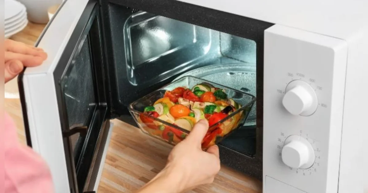 Você coloca isso no micro-ondas? 7 itens que merecem atenção