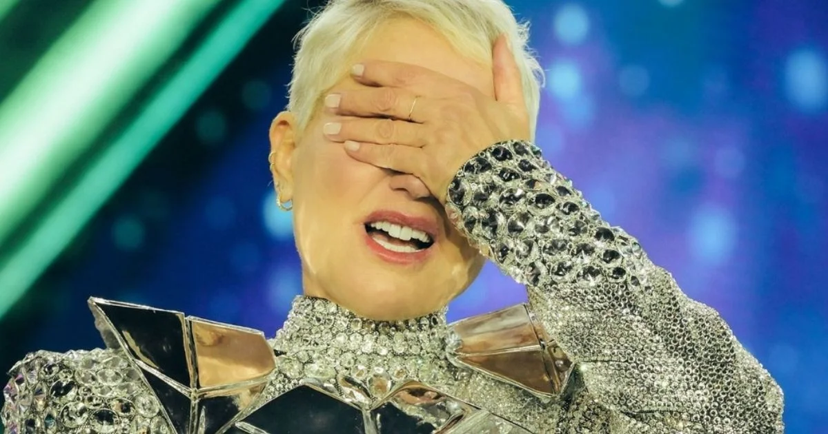 Xuxa reconhece erro durante show que tem dado o que falar no país
