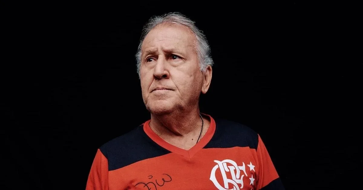 Zico emociona fãs ao prestar homenagem