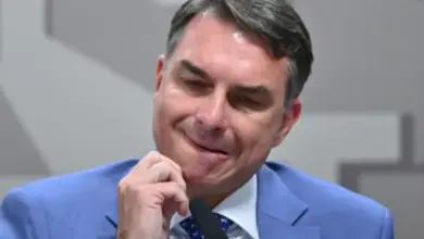 A poucos dias do 1º turno, Mendonça toma decisão envolvendo Flávio Bolsonaro