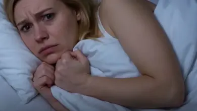 Acordar às 3 ou 4 da manhã é sinal de alguma coisa? Entenda o que pode estar por trás disso
