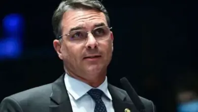 Advogados de Flávio Bolsonaro pedem revisão de decisão de Dino no STF