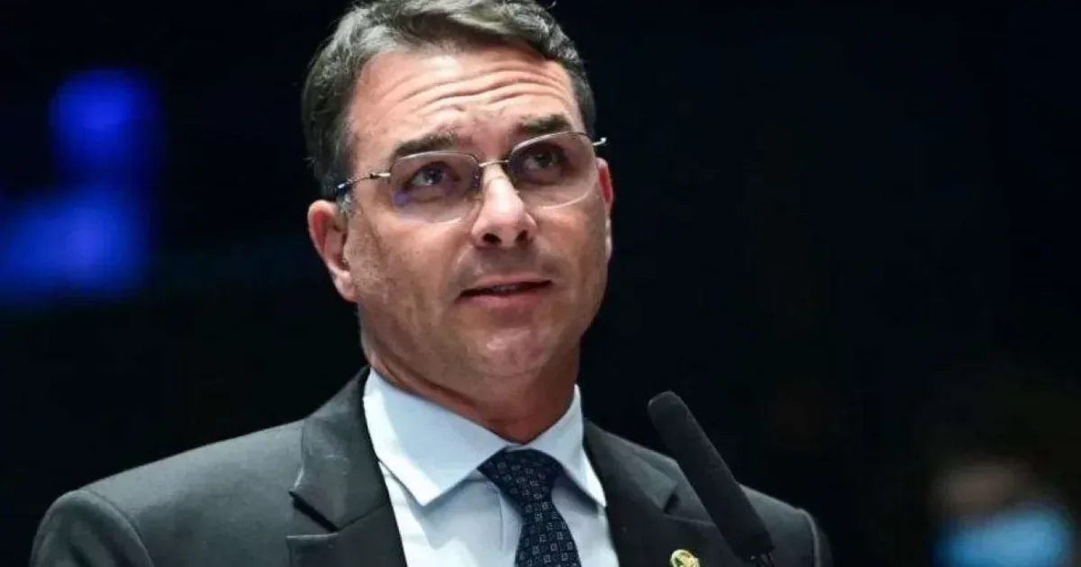 Advogados de Flávio Bolsonaro pedem revisão de decisão de Dino no STF
