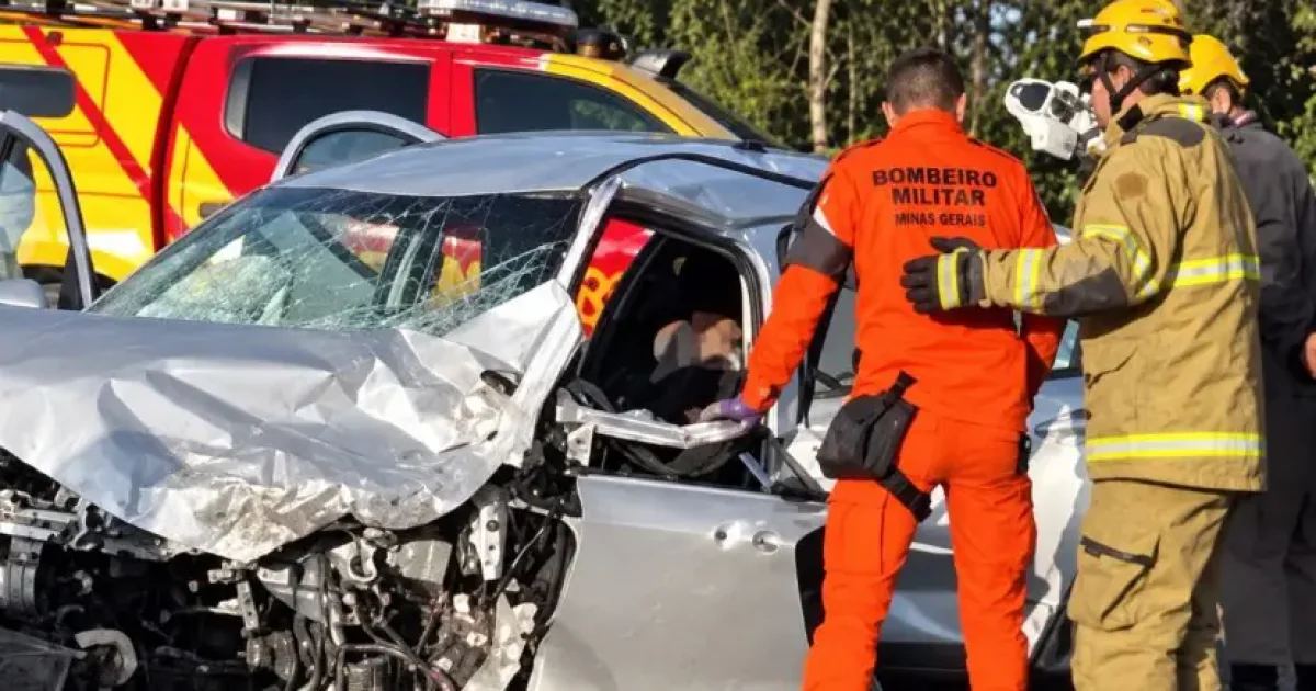 Alerta no trânsito: Grave acidente Mobiliza equipes de resgate para salvar motorista em ferragens