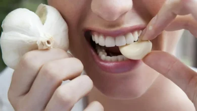 Alho cru na alimentação: entenda os possíveis efeitos para o organismo