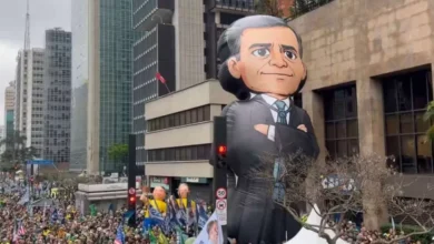 André Mendonça recebe manifestações de apoio no 7 de Setembro; boneco gigante chama atenção na Paulista
