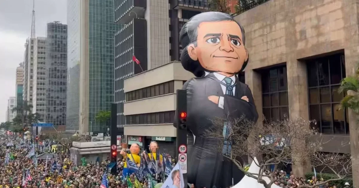 André Mendonça recebe manifestações de apoio no 7 de Setembro; boneco gigante chama atenção na Paulista