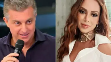 Anitta corrige Luciano Huck ao vivo no Domingão
