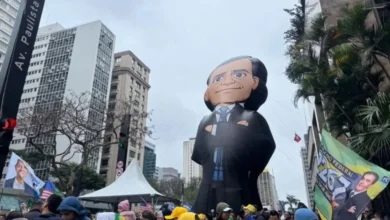Apoiadores homenageiam André Mendonça em ato feito por Flávio na Paulista