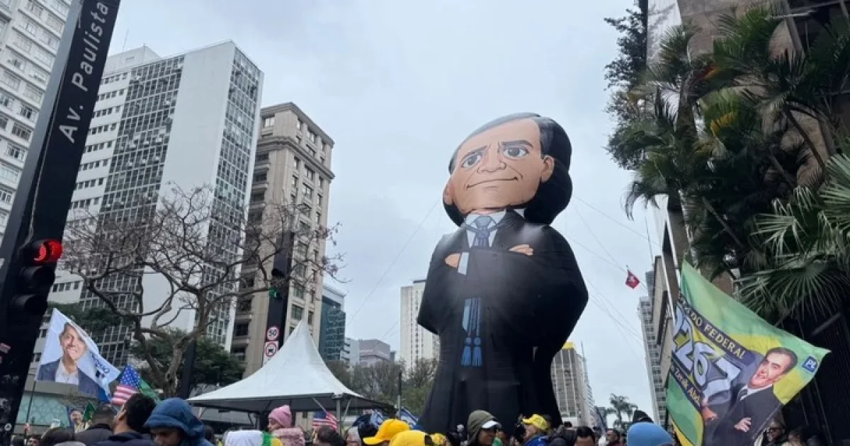 Apoiadores homenageiam André Mendonça em ato feito por Flávio na Paulista