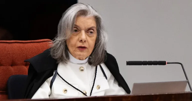 Após dizer estar “envergonhada” com crise no STF, Cármen Lúcia recebe gesto de apoio