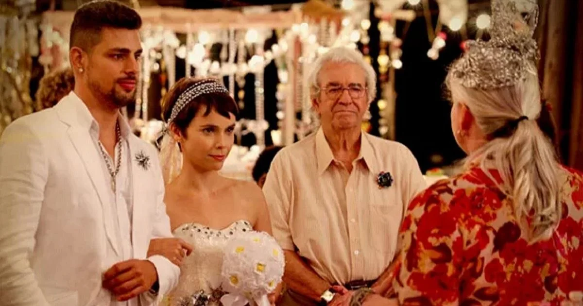 Avenida Brasil: Carminha descobre casamento de Nina e vai invadir o lixão