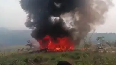 Avião cai em área residencial deixando 17 mortos e vários feridos, entre as vítimas estão dois generais