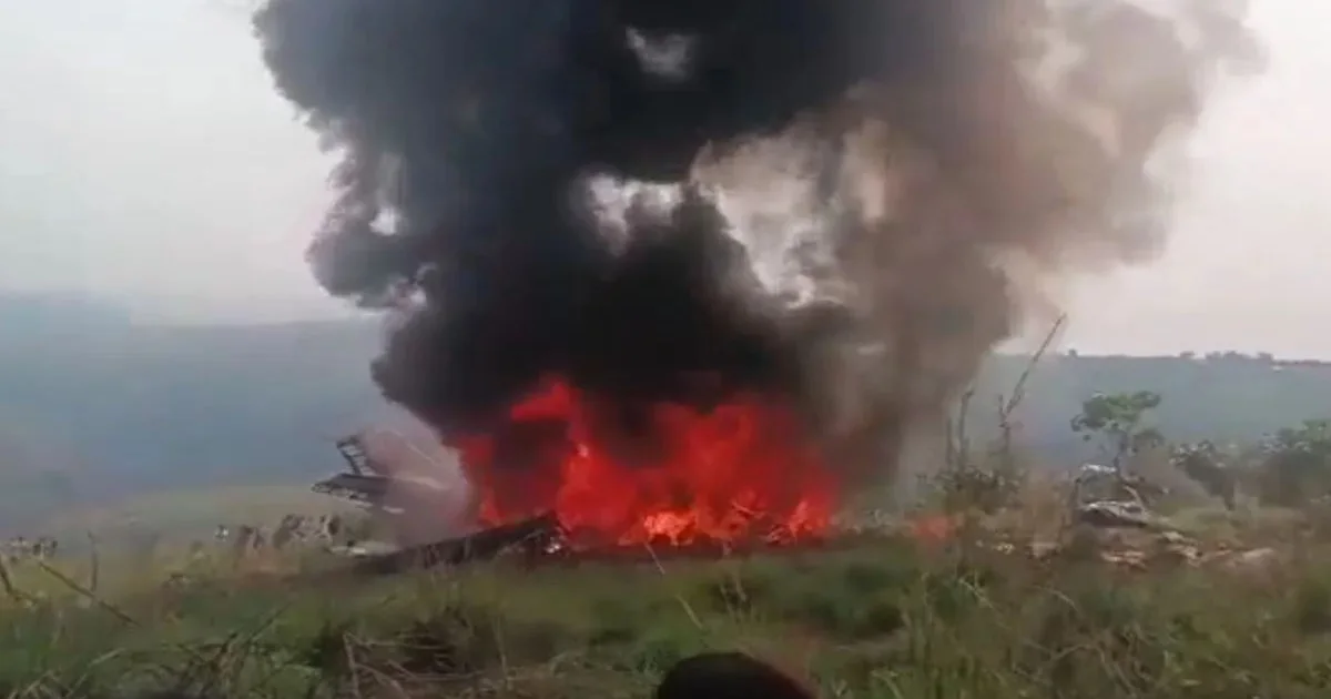 Avião cai em área residencial deixando 17 mortos e vários feridos, entre as vítimas estão dois generais