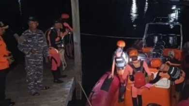 Balsa com centenas de passageiros afunda