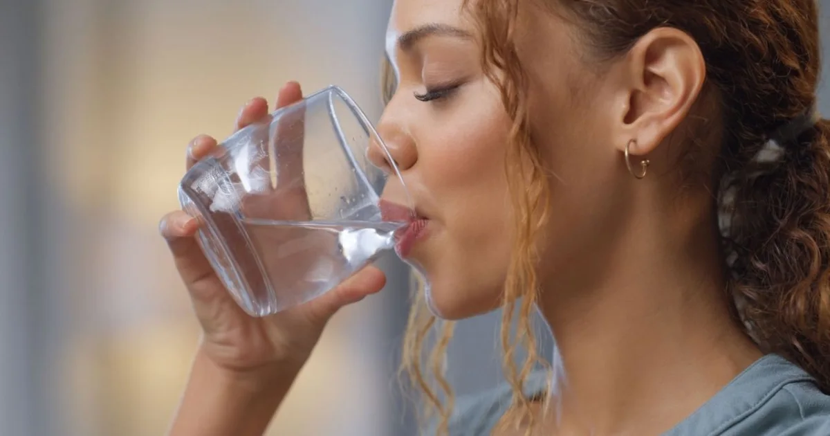 Beber 8 copos de água por dia: será que essa é realmente a quantidade ideal?