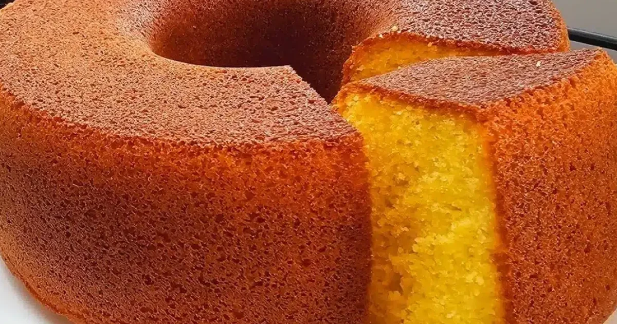 Bolo de fubá fofinho: receita simples que deixa a casa com cheiro de café da tarde