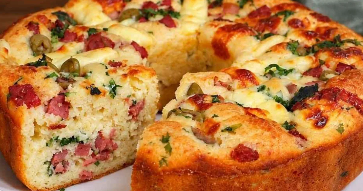 Bolo salgado de calabresa: massa fofinha, recheio cremoso e muito sabor para o lanche