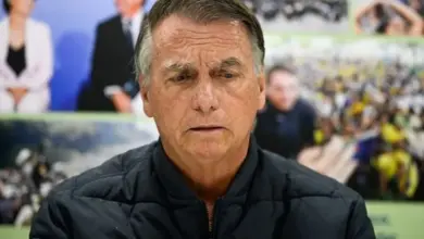 Bolsonaro recorre ao STF para suspender pena de 27 anos, mas defesa recua horas depois