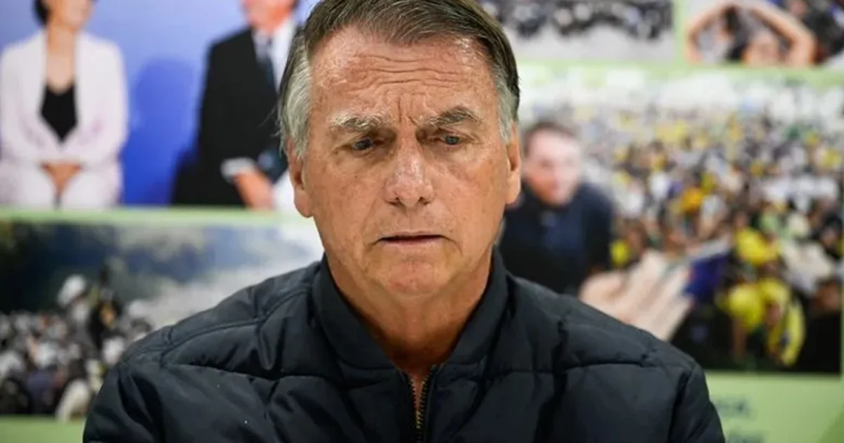 Bolsonaro recorre ao STF para suspender pena de 27 anos, mas defesa recua horas depois