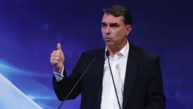 Bomba no voo VIP: Flávio Bolsonaro viajou dos EUA para Brasília em jato ligado a Vorcaro
