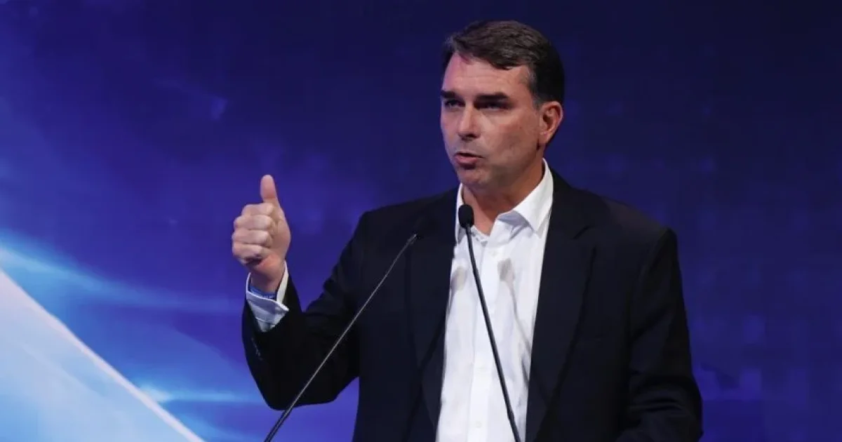 Bomba no voo VIP: Flávio Bolsonaro viajou dos EUA para Brasília em jato ligado a Vorcaro