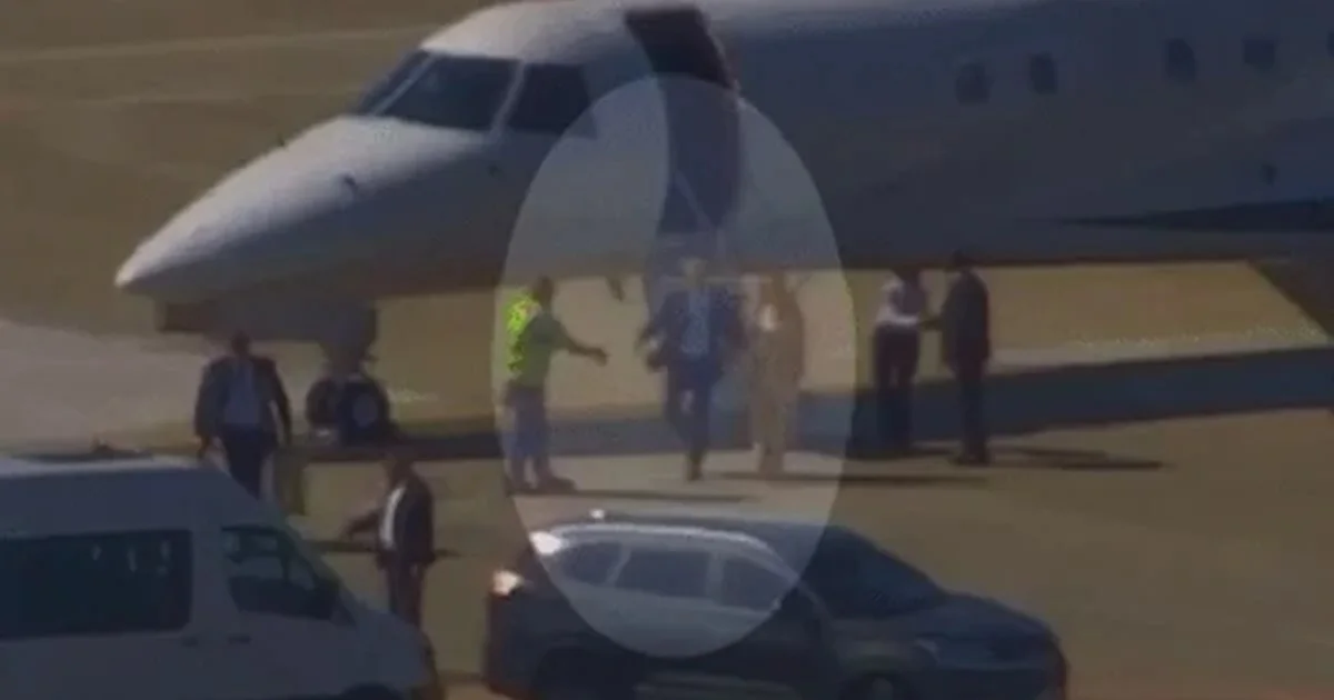 BOMBA! Vídeo mostra Moraes e esposa desembarcando do jatinho de Vorcaro; assista