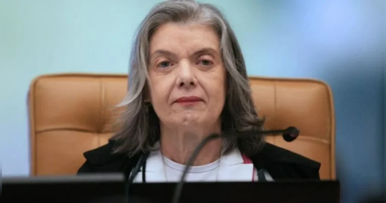 Cármen Lúcia recebe flores e mensagem de apoio