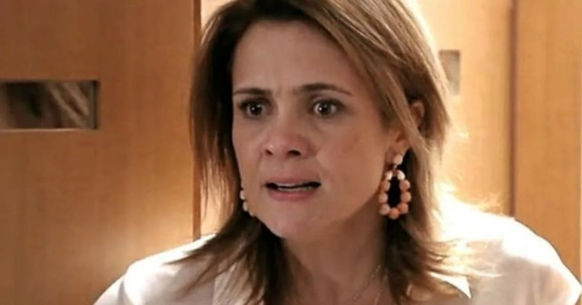 Carminha descobre segredo de Nina em Avenida Brasil