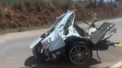 Carro fica partido ao meio após colisão com caminhão