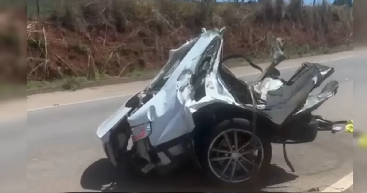 Carro fica partido ao meio após colisão com caminhão