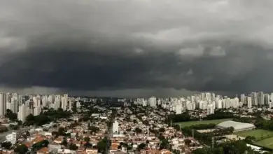 Chegada de forte frente fria ameaça provocar temporais e estragos em 3 estados