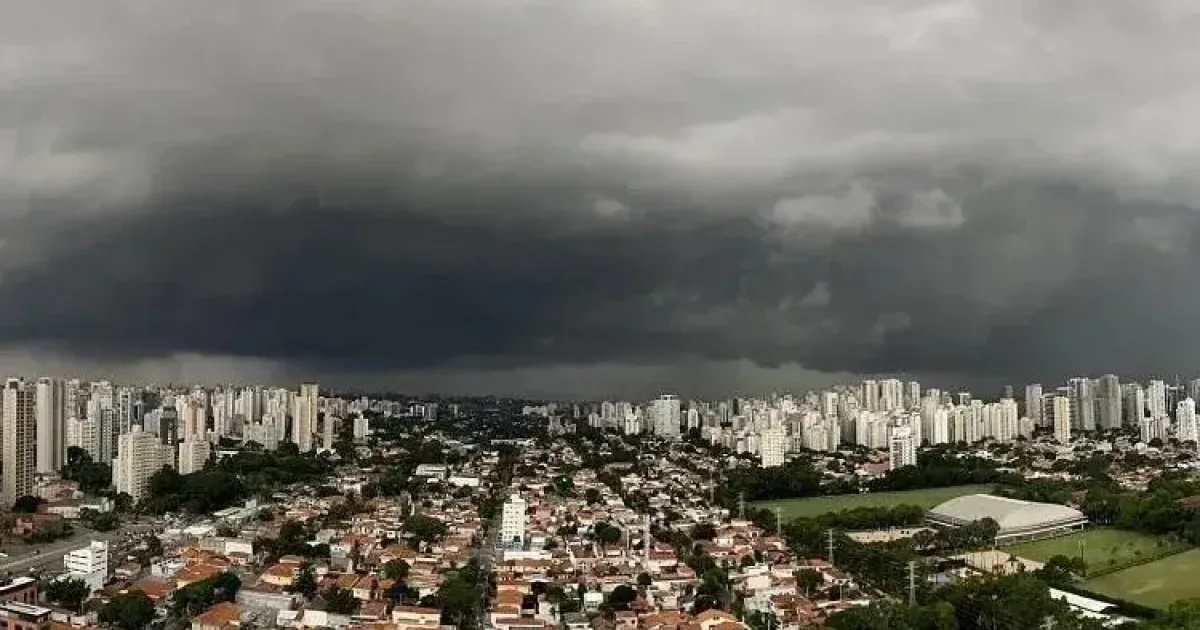Chegada de forte frente fria ameaça provocar temporais e estragos em 3 estados