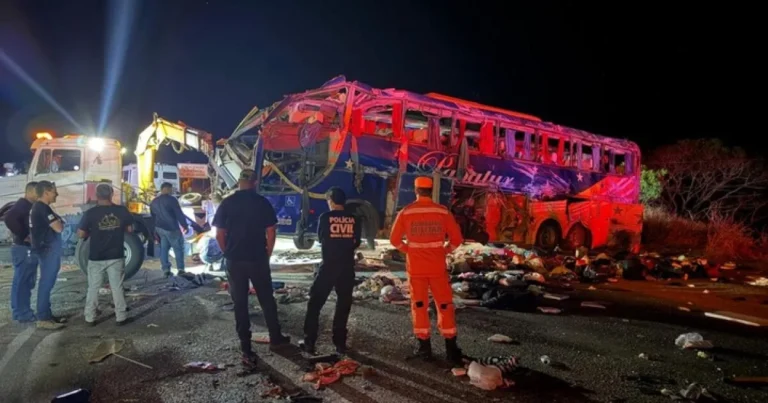 Colisão entre ônibus e caminhão deixa seis mortos e mais de 40 feridos em MG