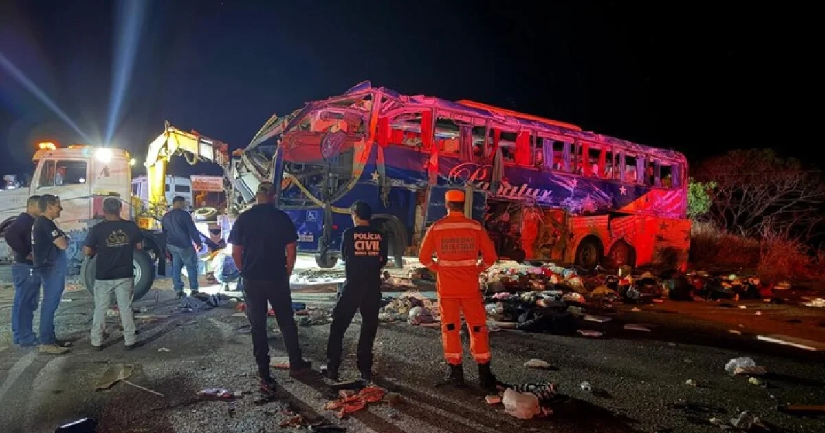 Colisão entre ônibus e caminhão deixa seis mortos e mais de 40 feridos em MG