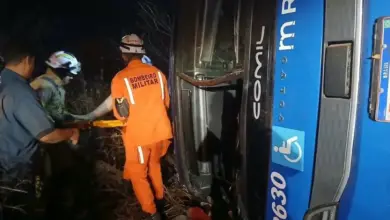 Colisão envolvendo ônibus termina em fatalidade com 7 vítimas e rastro de destruição