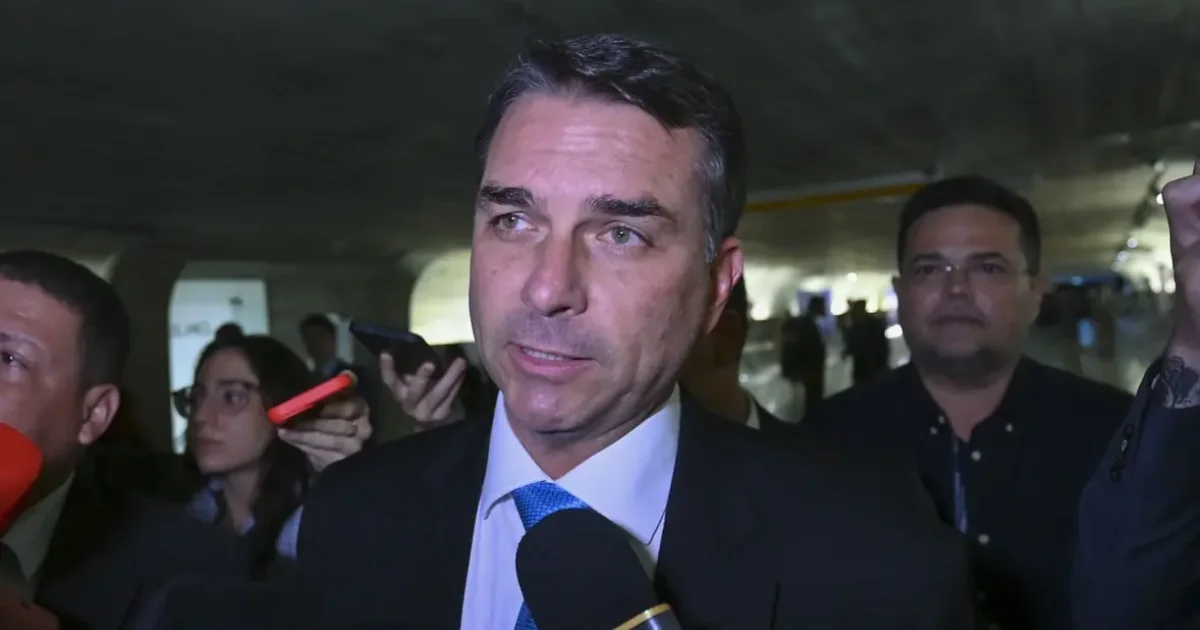 Decisão de Flávio Bolsonaro movimenta debate da Globo antes da eleição