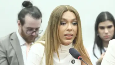 Decisão de Mendonça atinge Erika Hilton e outros políticos em meio a polêmica
