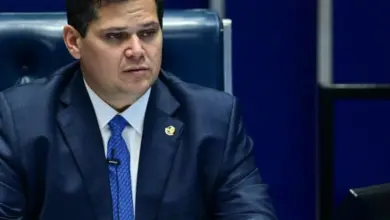 Desgastado e enrolado com Vorcaro, Alcolumbre vê sua reeleição escapar no Senado
